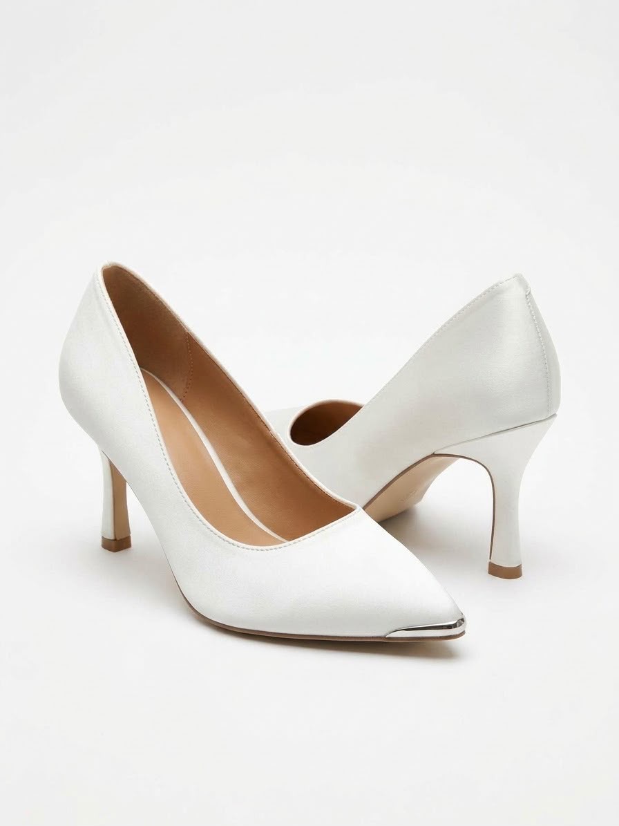 Dajdoj 914 Classic Pointed Pumps in White, three-quarter product view