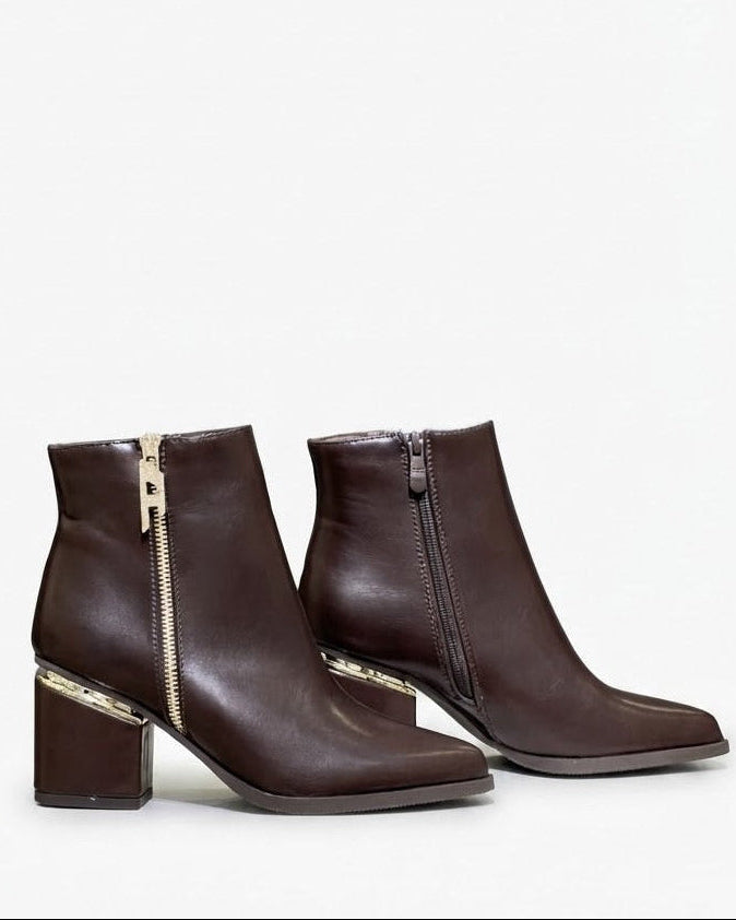 Dajdoj AK521-6 Zip-Detail Low-Heel Ankle Boots in Brown, three-quarter product view
